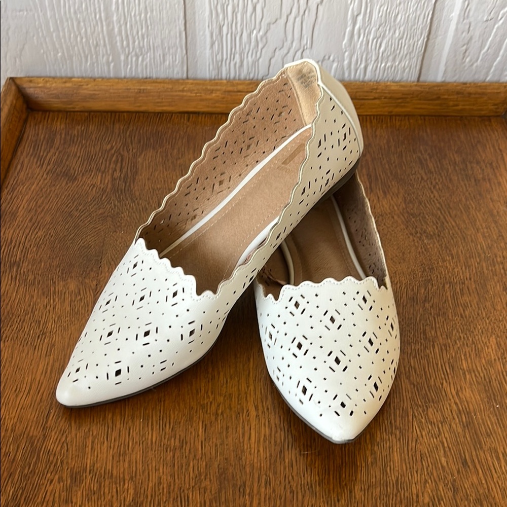 Report White Scalloped Flats